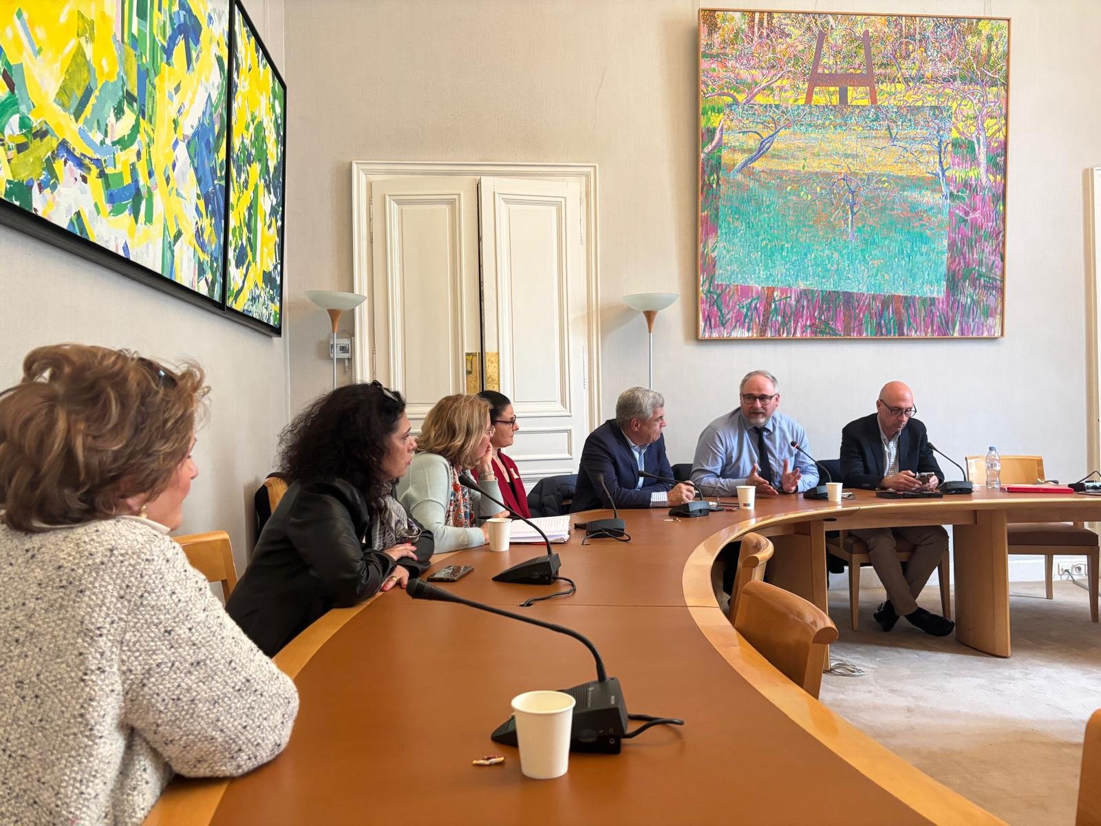 Réunion de travail au Sénat avant la 42e session de l’AFE